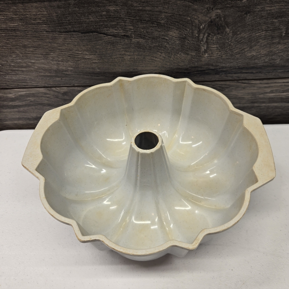 Nordic Ware 9 Cup Fluted Bundt‎ Cake Pan for Microwave & Conventional Ovens